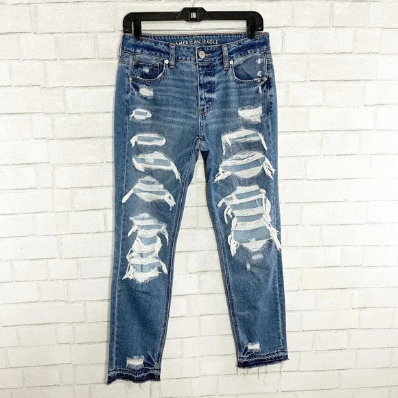 American Eagle Distressed/Destroyed Tomgirl Button Fly Jeans Women's Size 4R - Picture 1 of 6
